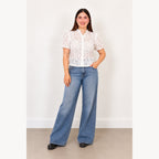 Blusa Blanca de Encaje Floral con Mangas Abullonadas