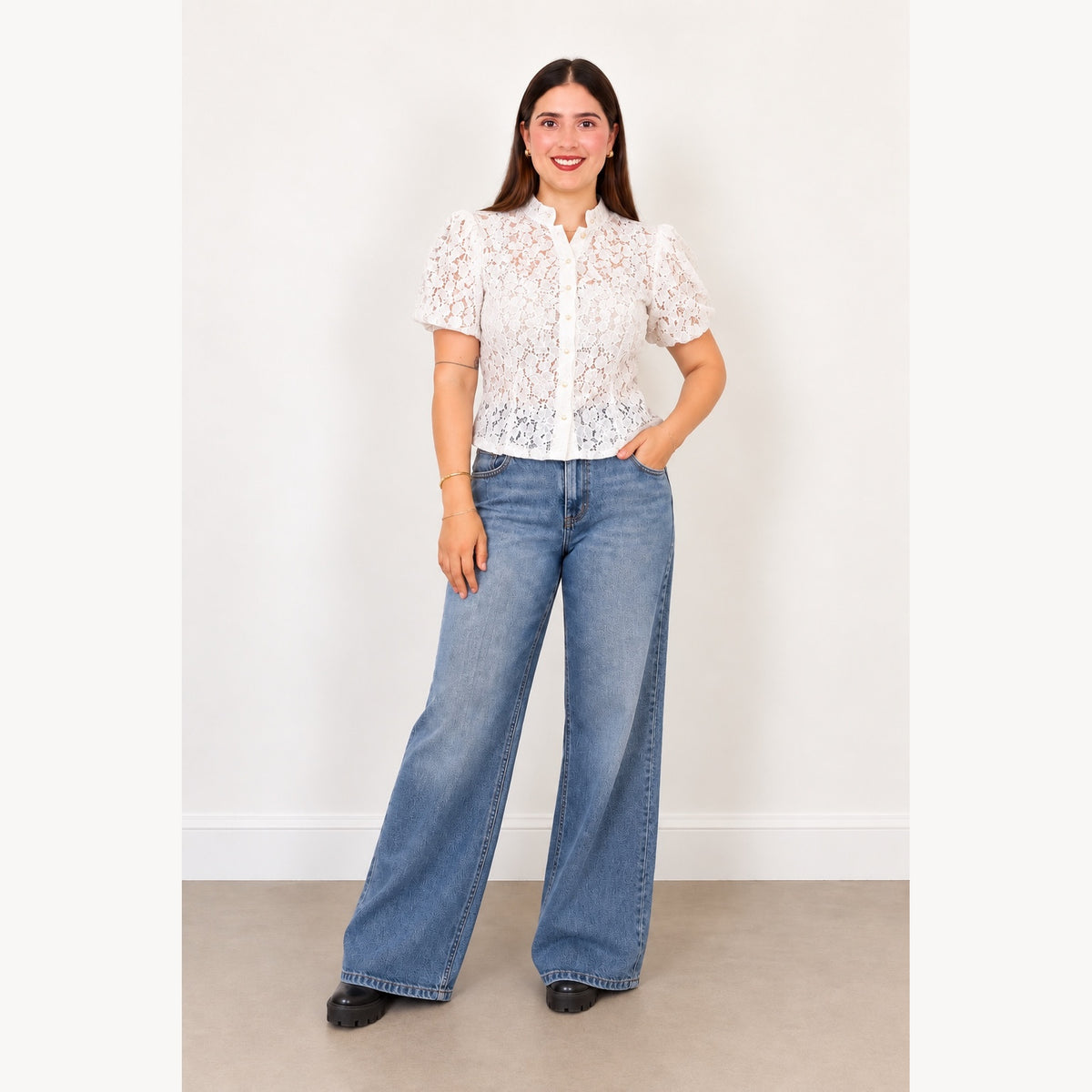Blusa Blanca de Encaje Floral con Mangas Abullonadas