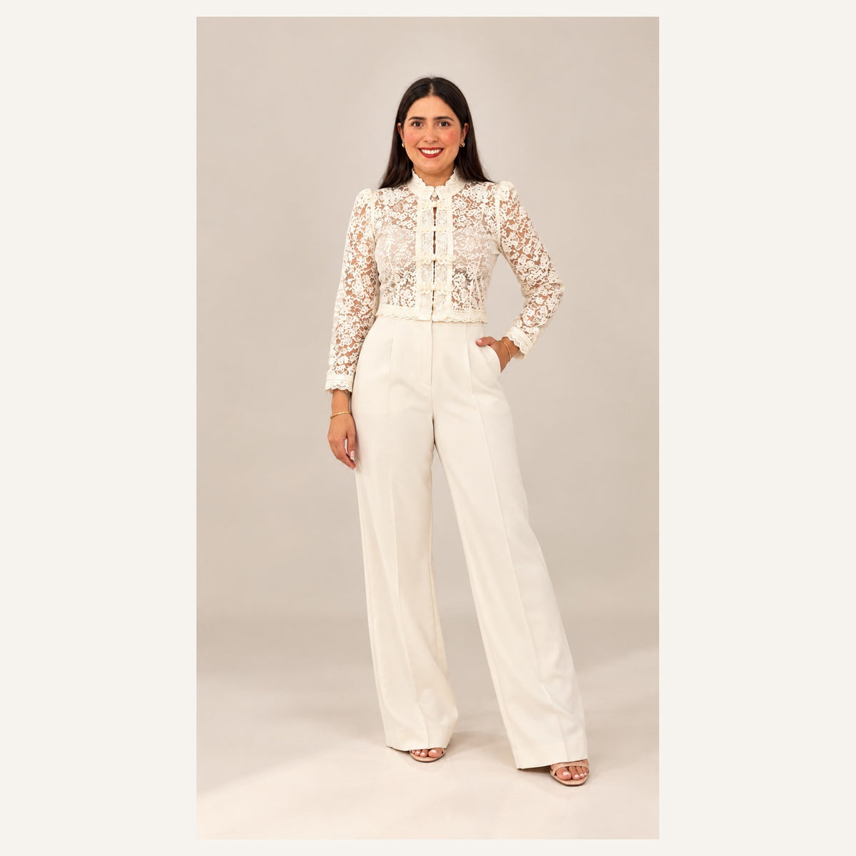 Blusa Napoleón de Encaje Crema con Detalles Florales